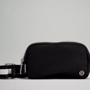 NWT Lululemon Everywhere Crossbody Bag Black/White